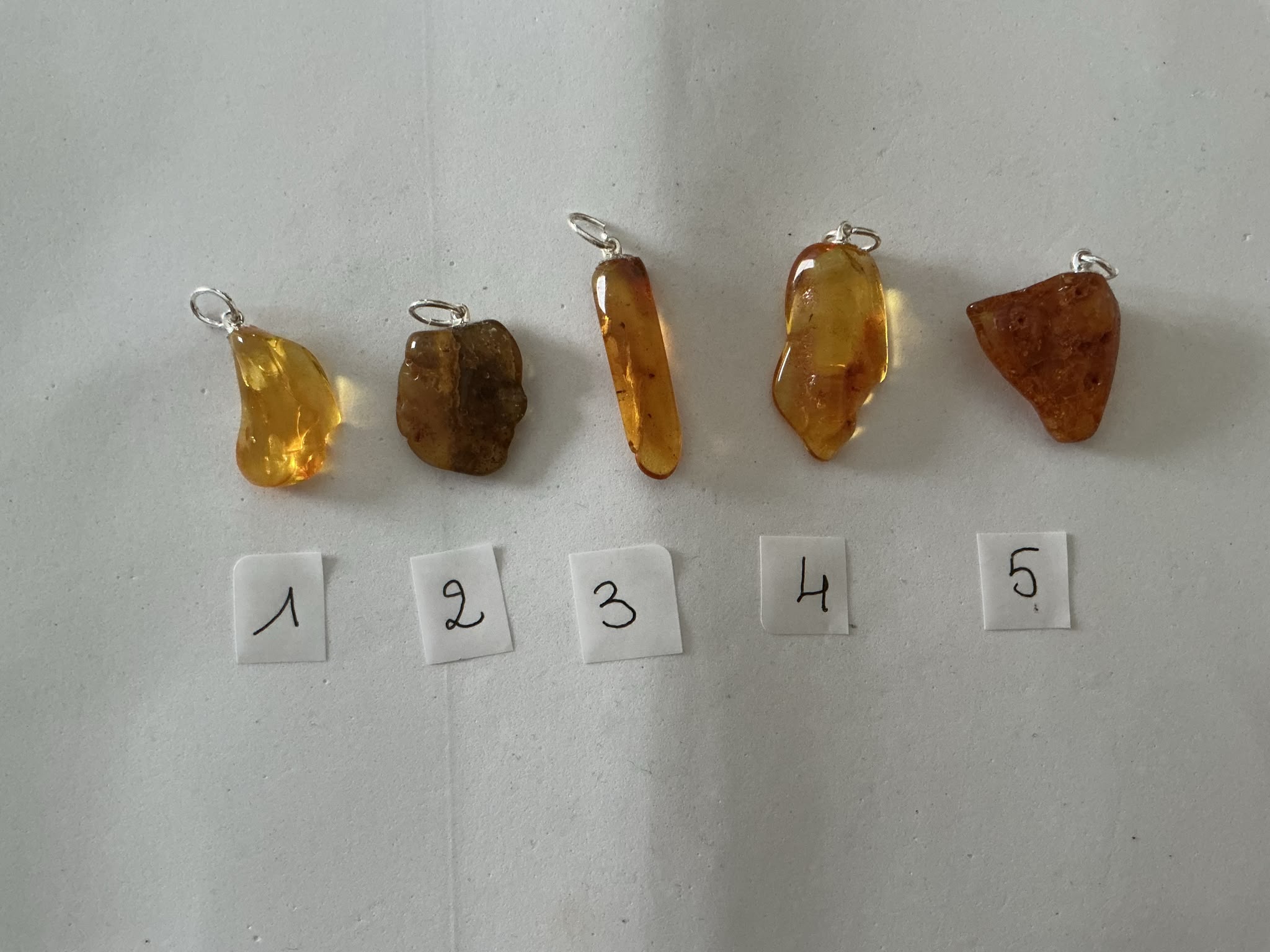 5 pendentifs en ambre naturel pièces uniques numérotées 1 à 5
